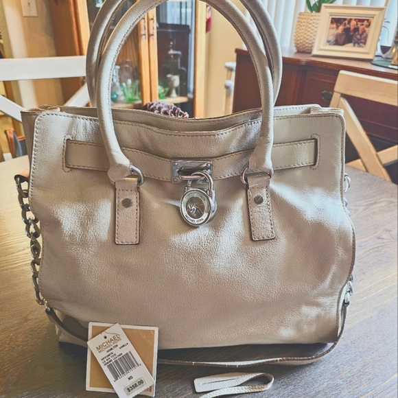 MICHAEL KORS • HAMILTON  SHOULDER BAG WITH LOCK AND KEY - Picture 1 of 13